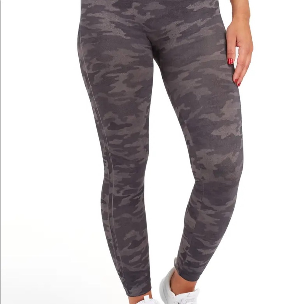 Spanx Look At Me Now Seamless Leggings